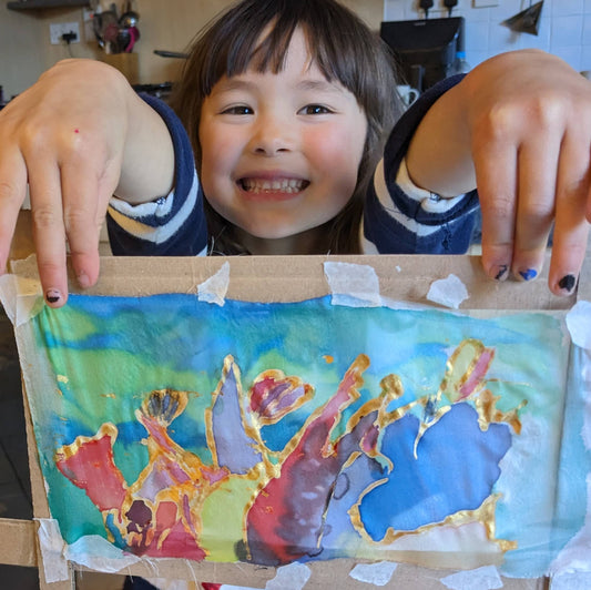 Silk painting fireworks with children 