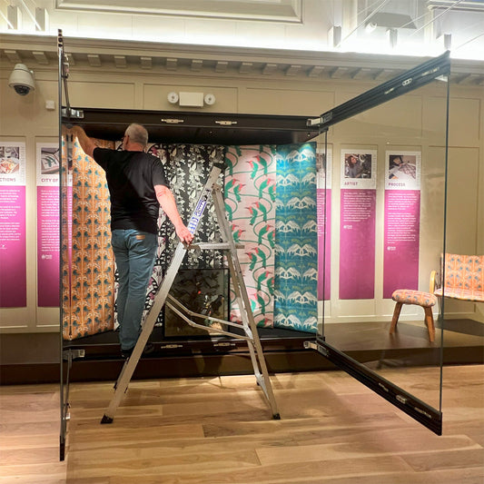 How do you hang an exhibition?
