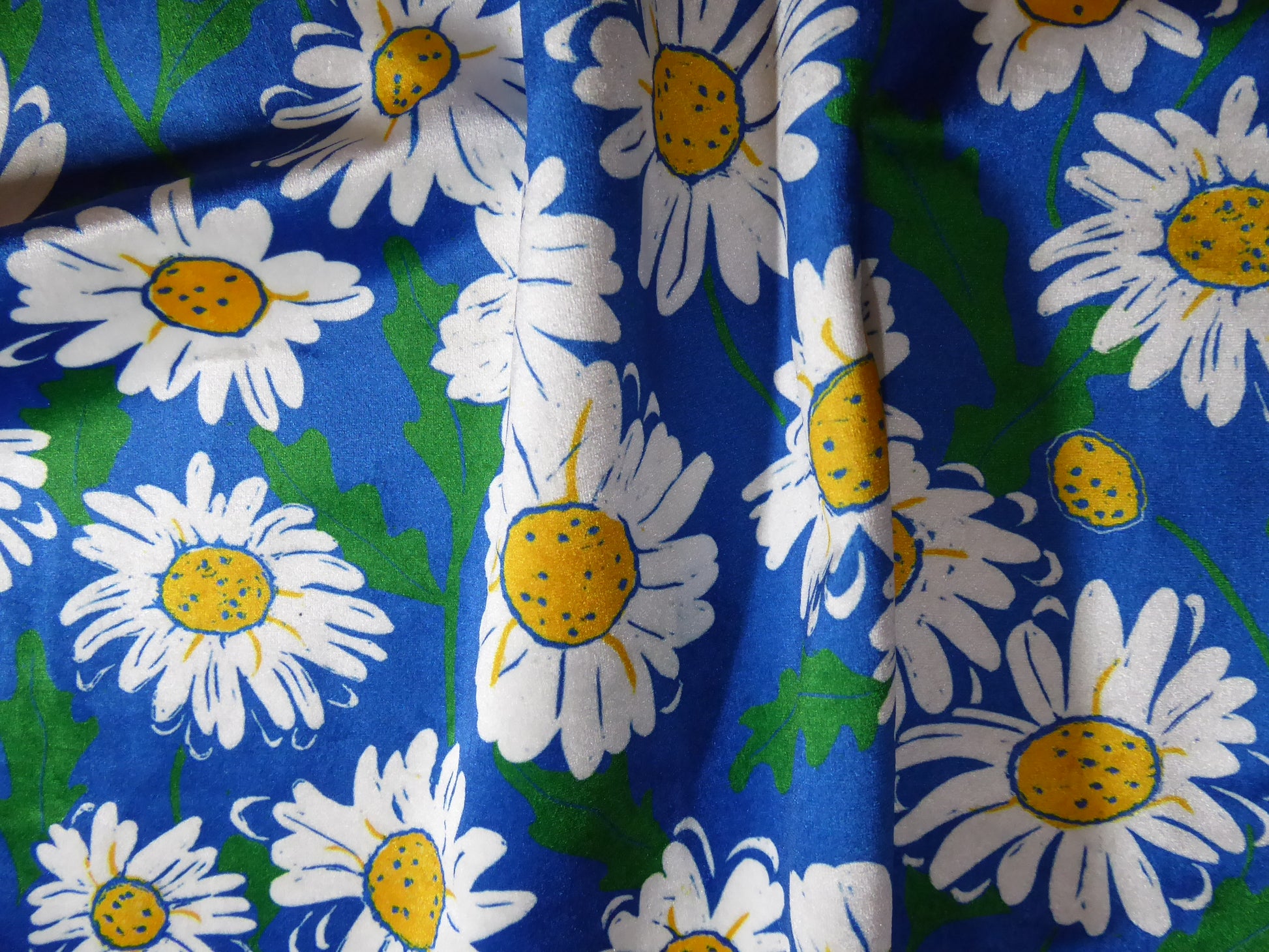 Large scale daisy fabric